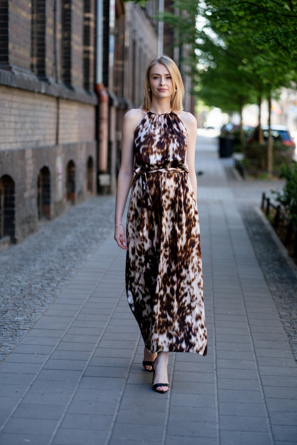 Echo satynowa sukienka maxi – wiskoza czekoladowy druk_5