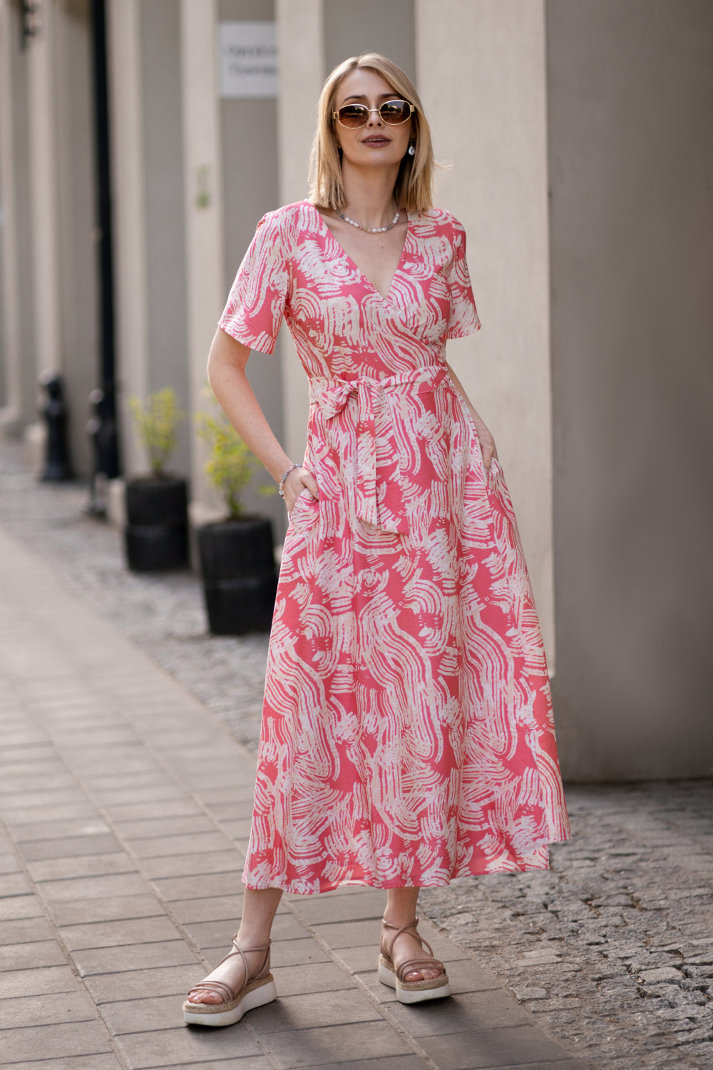 Echo wiskozowa sukienka kopertowa - różowy print