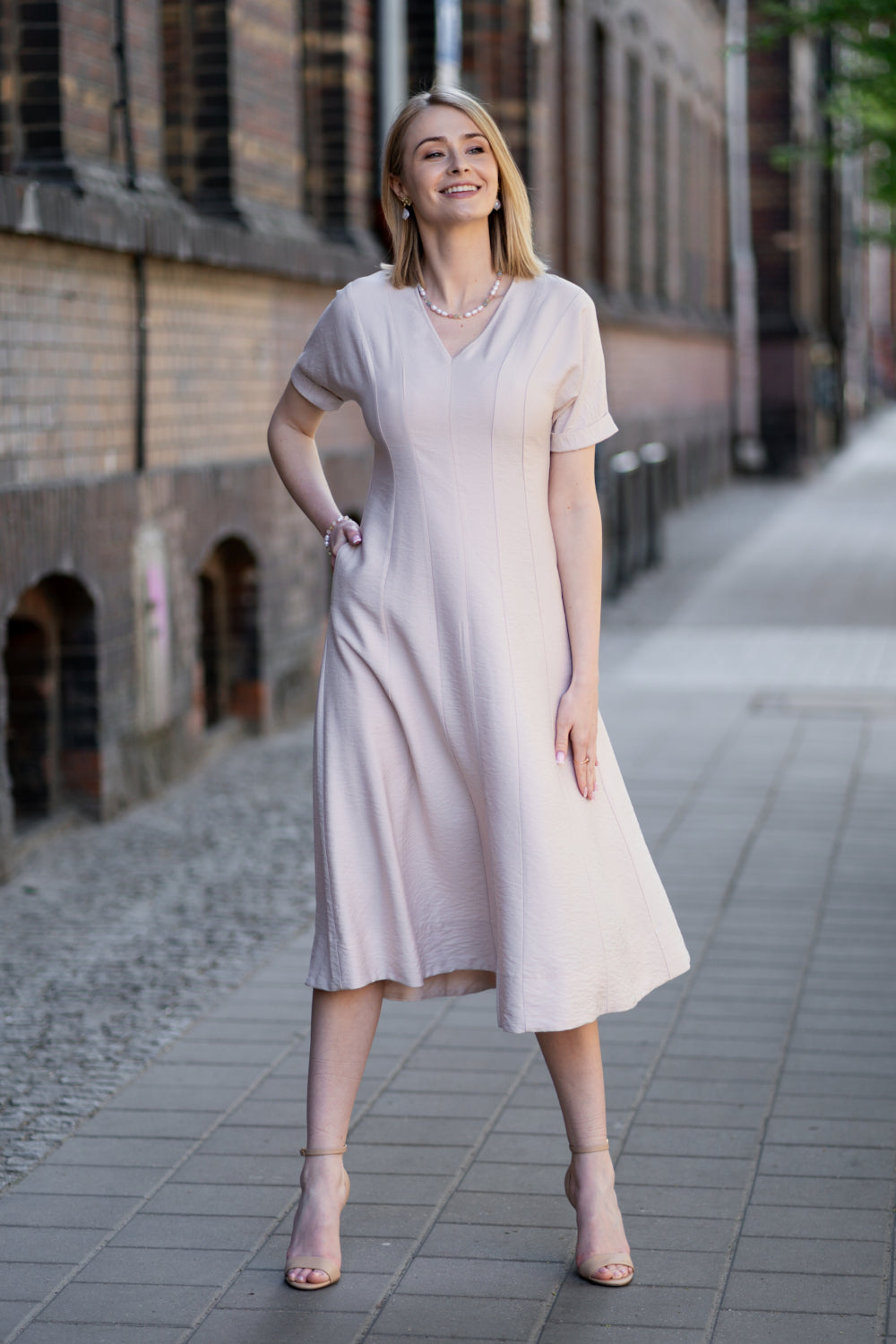 Echo wiskozowa sukienka midi z krótkim rękawem – beżowa_9