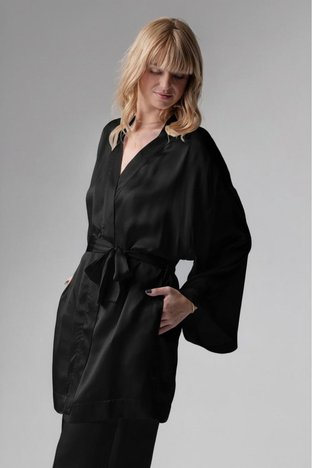 Grace krótki peniuar kimono z wiskozowej satyny – czarny