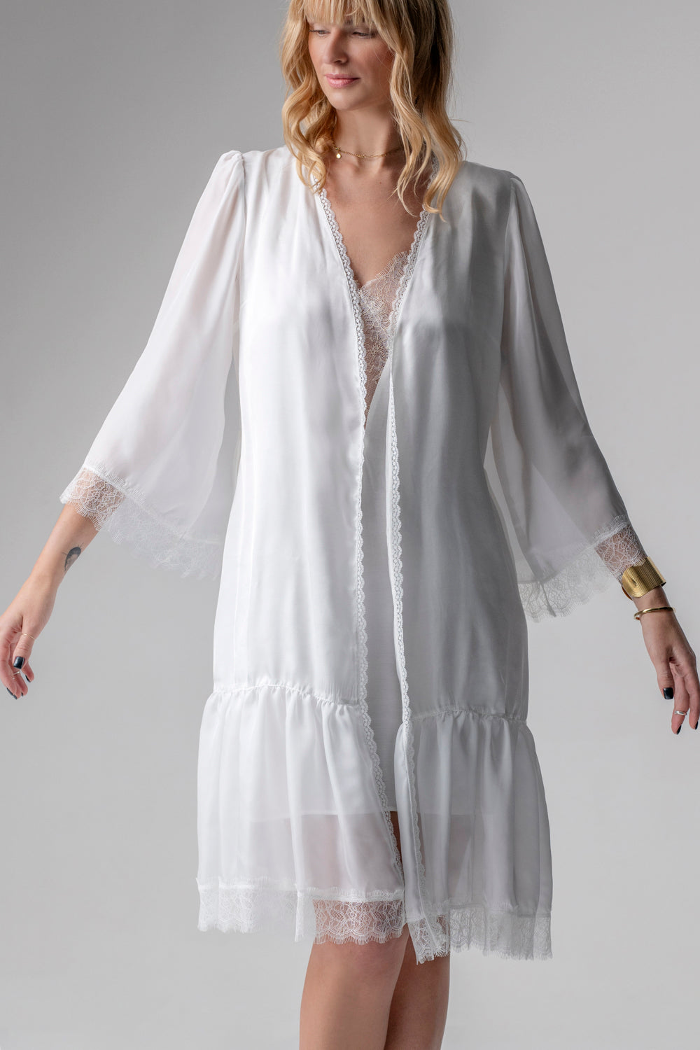 Grace peniuar midi z wiskozowej satyny i szyfonu – kremowy_3