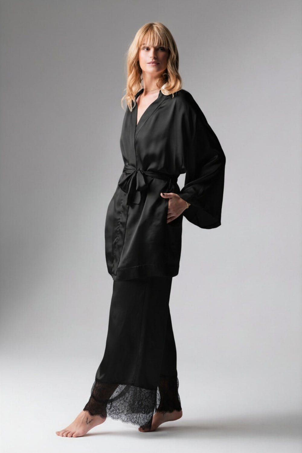 Grace krótki peniuar kimono z wiskozowej satyny – czarny_2