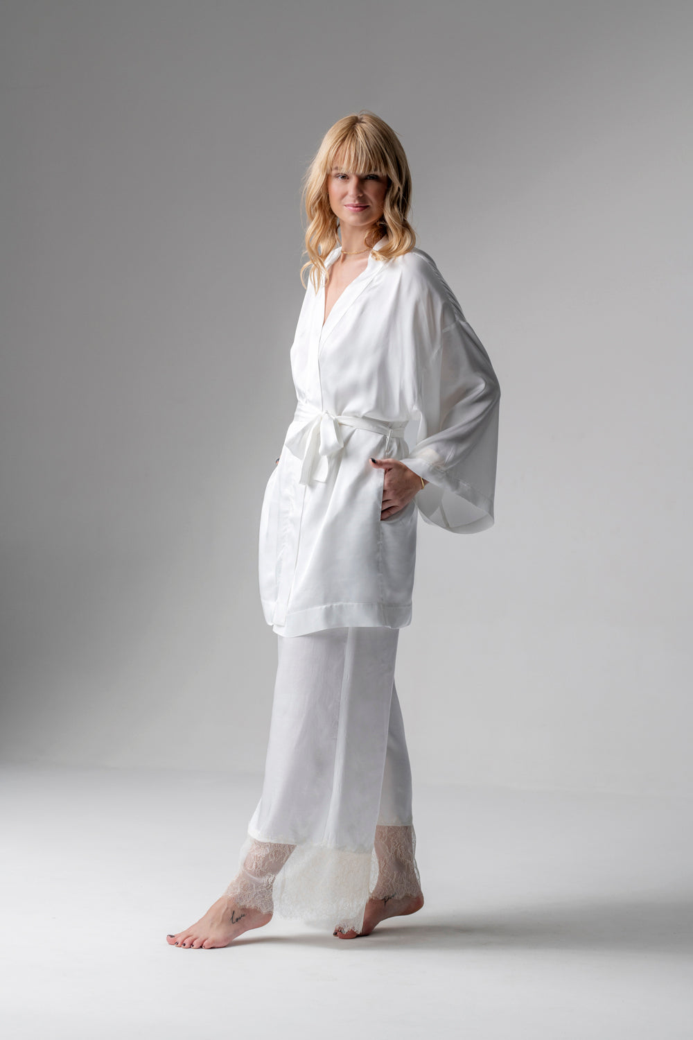 Grace krótki peniuar kimono z wiskozowej satyny – kremowy