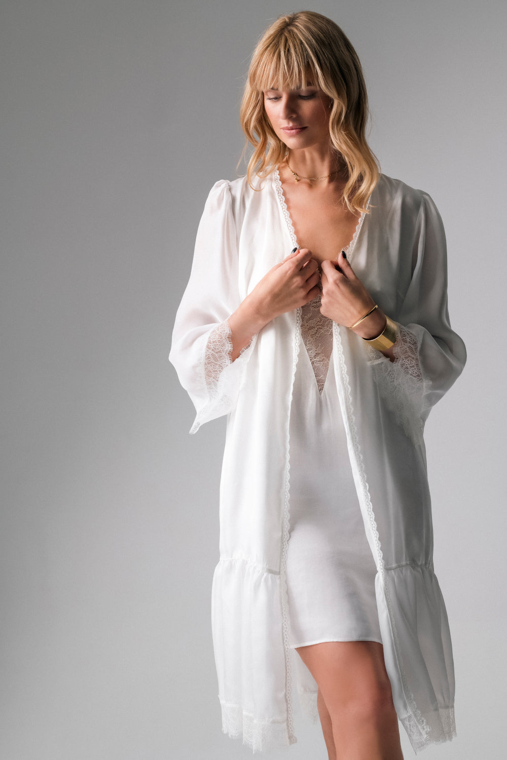 Grace peniuar midi z wiskozowej satyny i szyfonu – kremowy