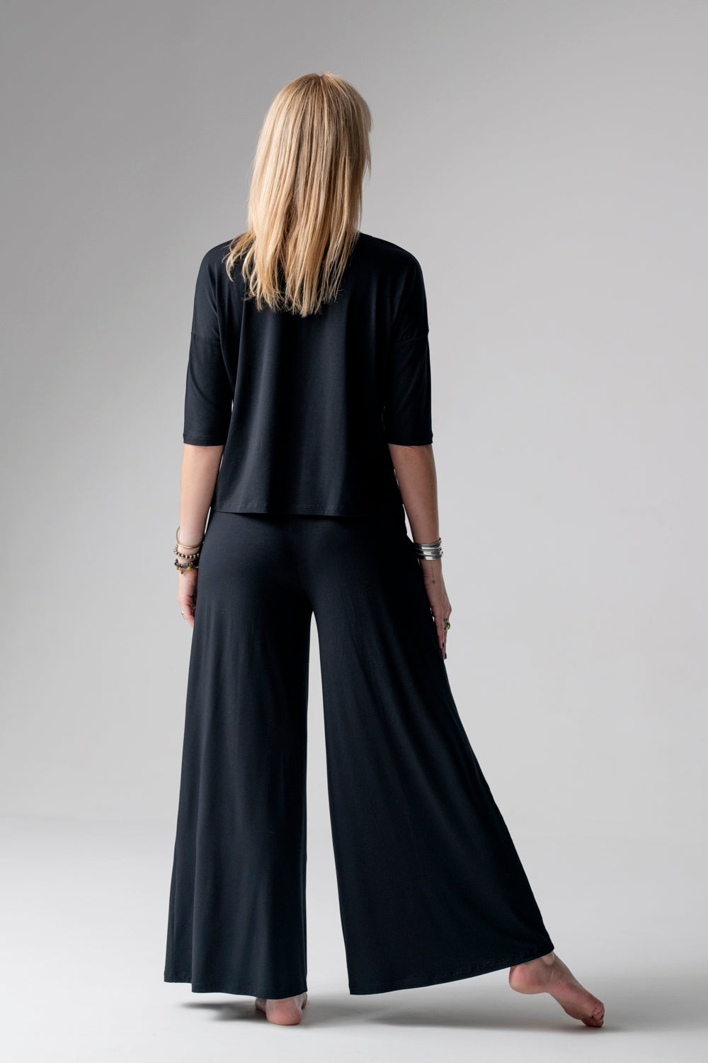 Jackie piżama loungewear z szerokimi spodniami – czarna_3