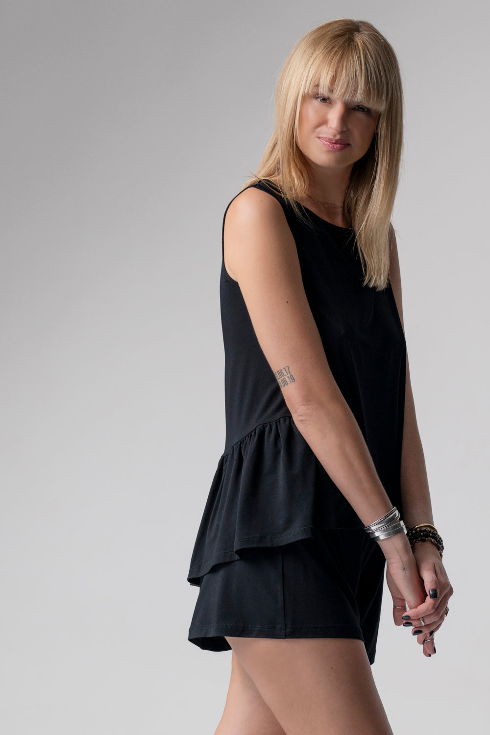 Jackie krótka piżama loungewear z falbanką – czarna_5