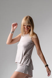 Jackie krótka piżama loungewear z falbanką – mleko migdałowe