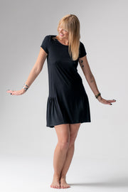 Jackie koszulka nocna / sukienka loungewear z falbanką – czarna