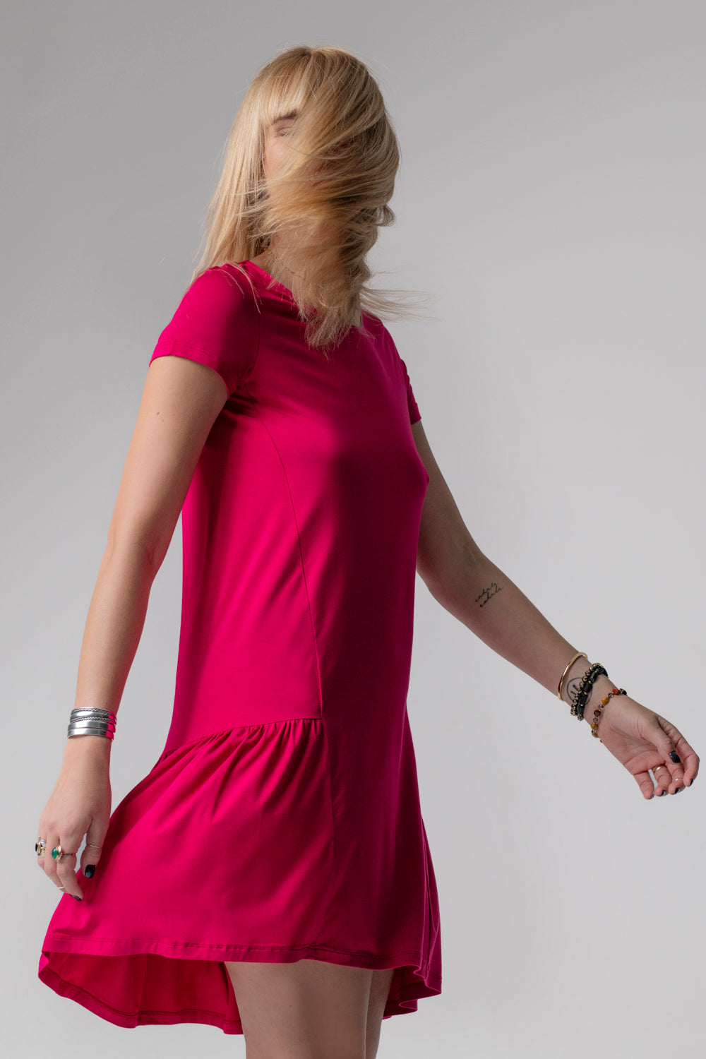 Jackie koszulka nocna / sukienka loungewear z falbanką – rubinowa_6