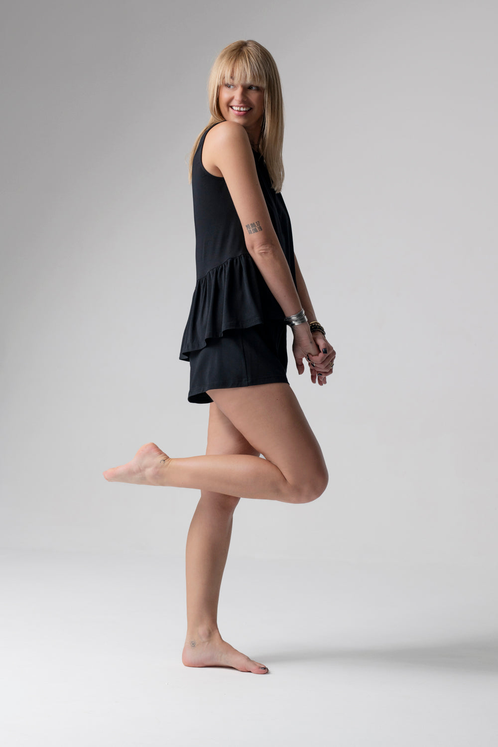 Jackie krótka piżama loungewear z falbanką – czarna_4