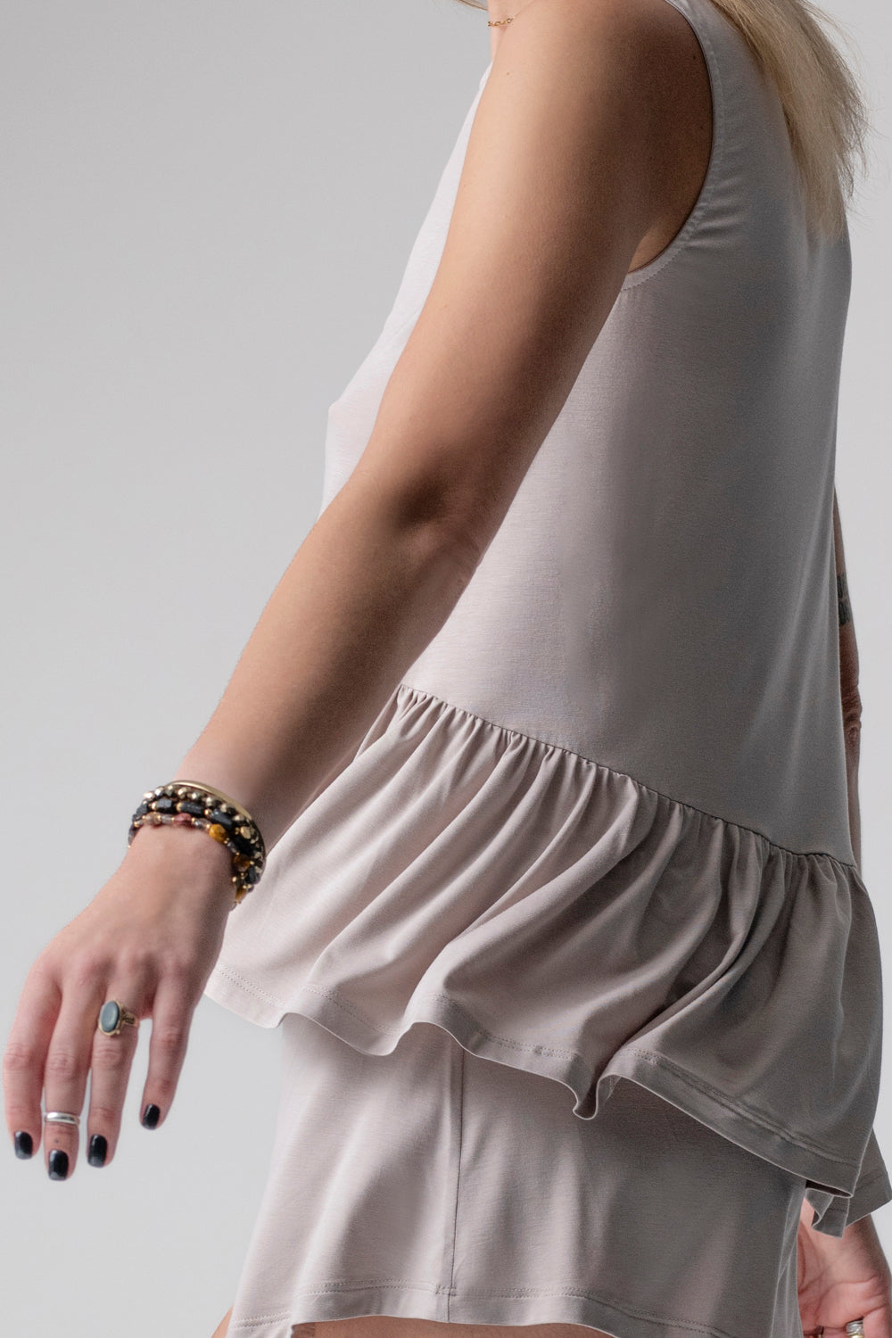 Jackie krótka piżama loungewear z falbanką – mleko migdałowe_5