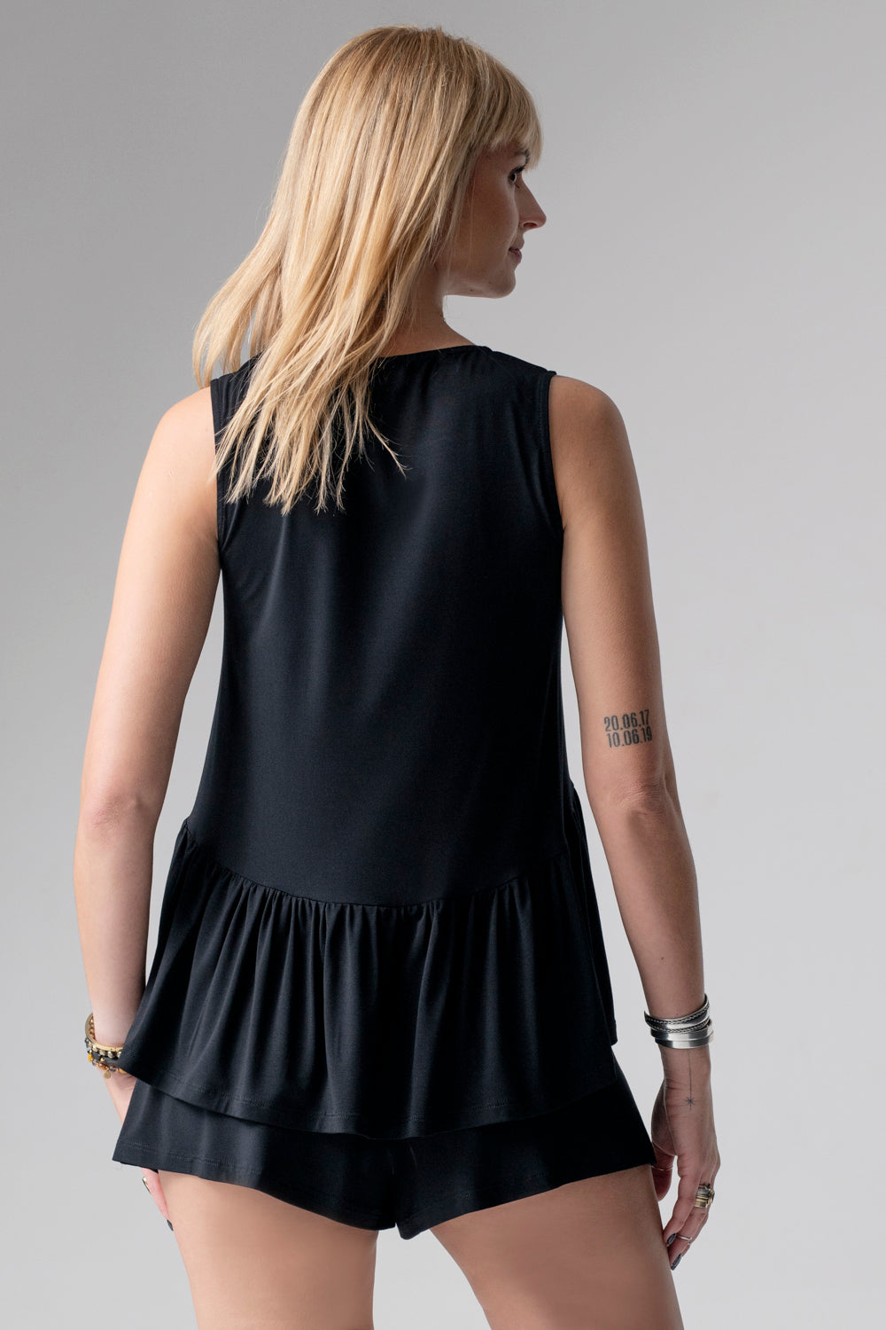 Jackie krótka piżama loungewear z falbanką – czarna_3