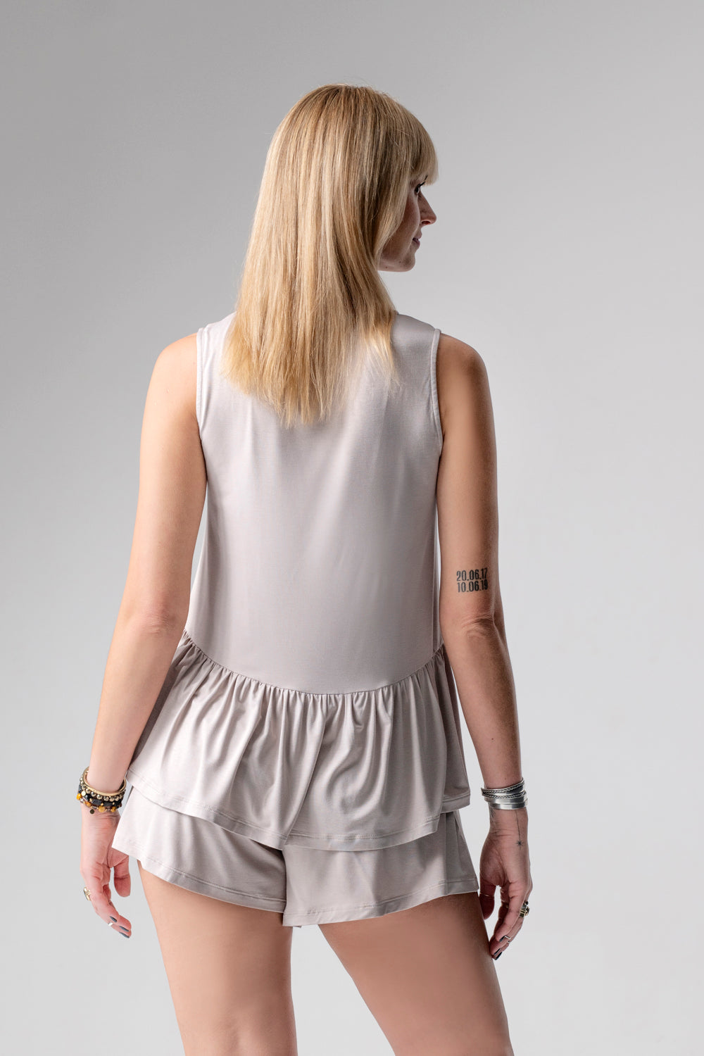 Jackie krótka piżama loungewear z falbanką – mleko migdałowe_4