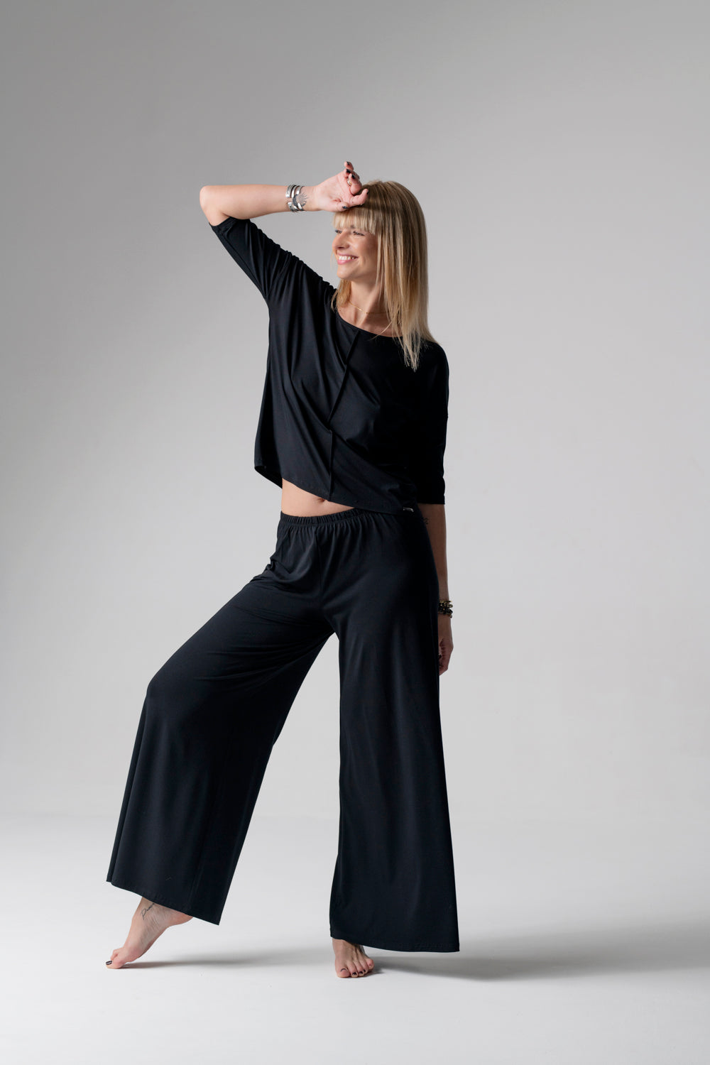 Jackie piżama loungewear z szerokimi spodniami – czarna_4
