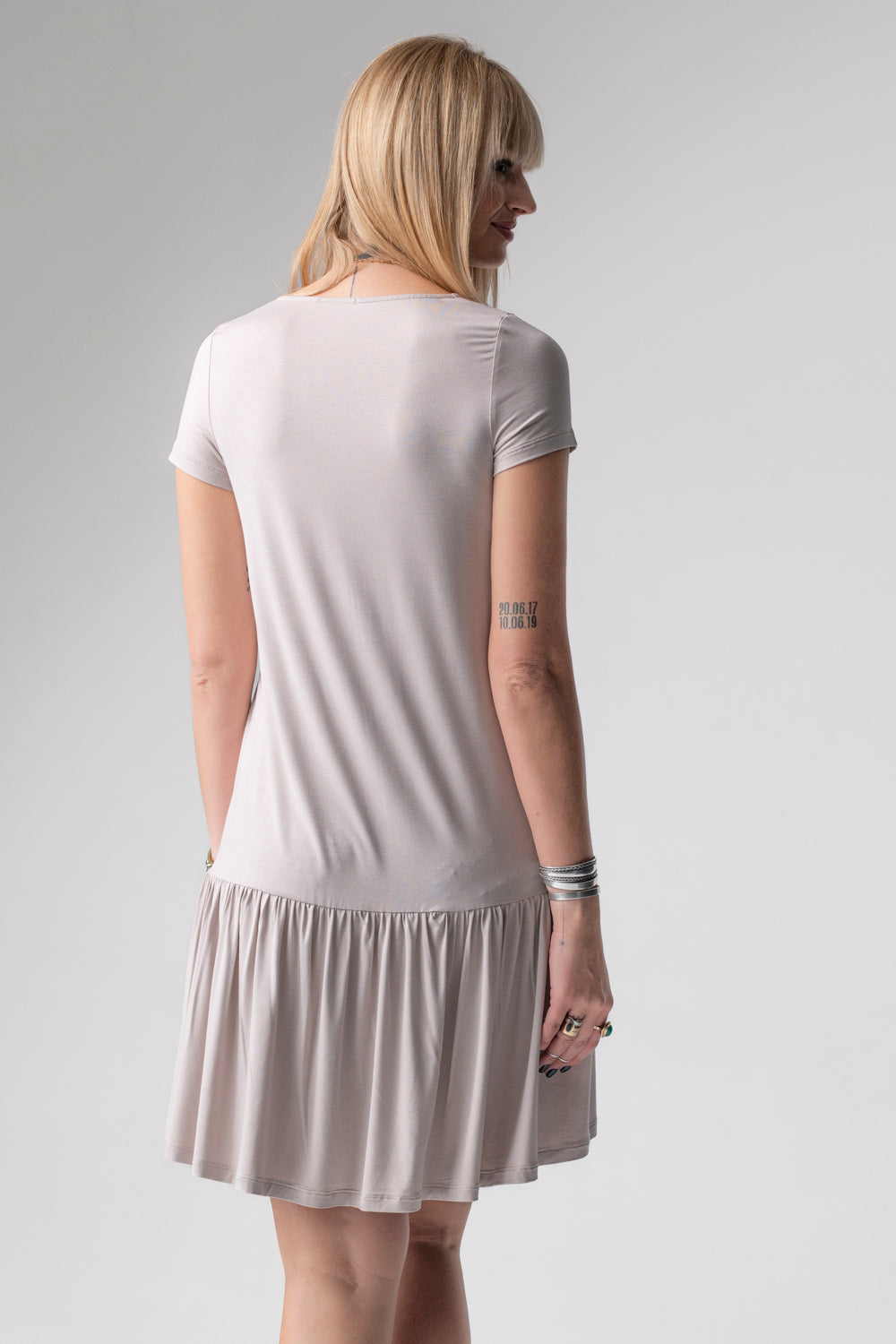 Jackie koszulka nocna / sukienka loungewear z falbanką – mleko migdałowe_2