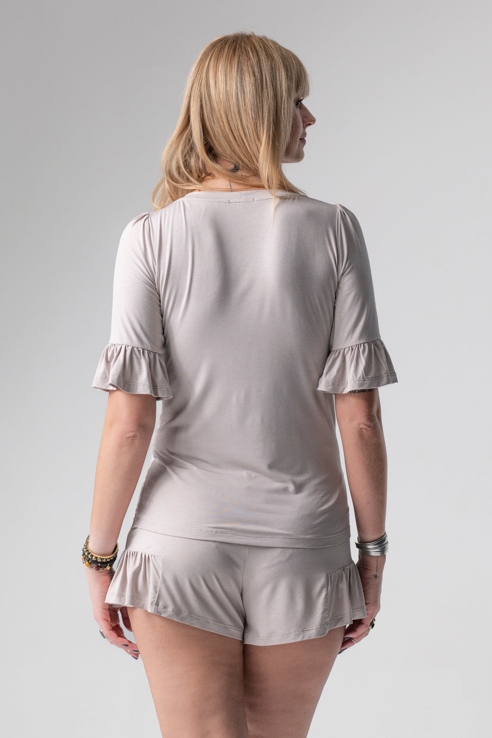 Jackie krótka piżama loungewear z falbankami – mleko migdałowe_2