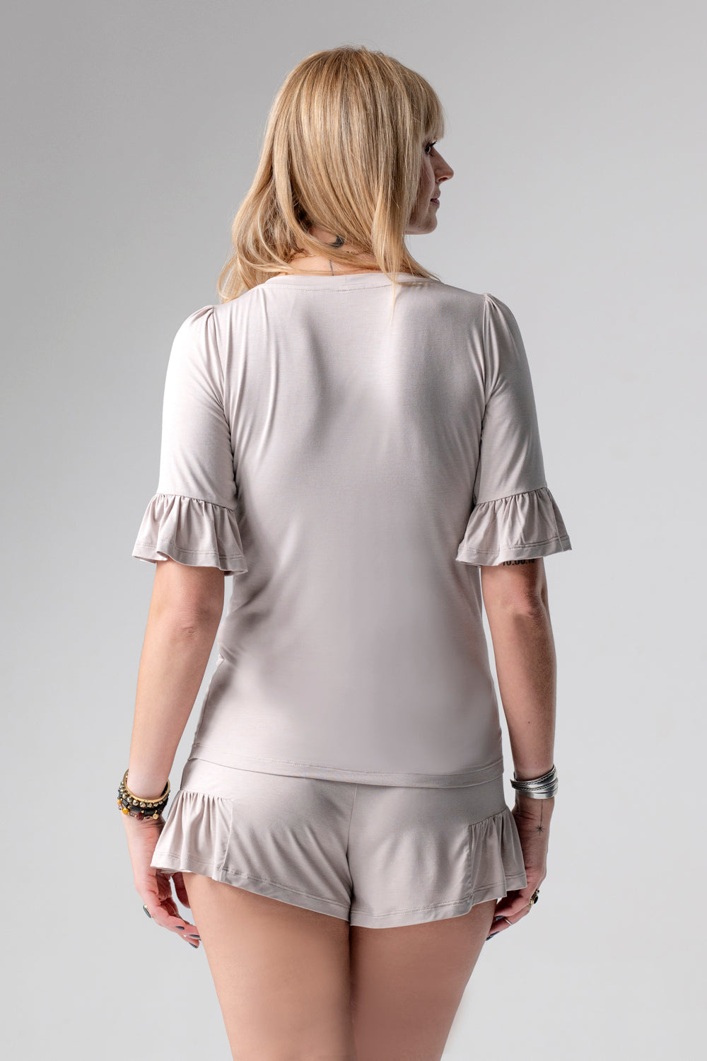 Jackie krótka piżama loungewear z falbankami – mleko migdałowe_3