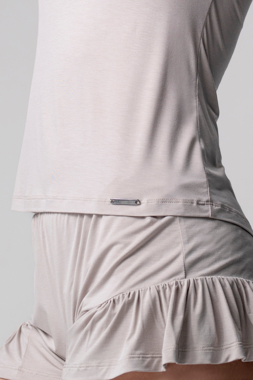 Jackie krótka piżama loungewear z falbankami – mleko migdałowe_6