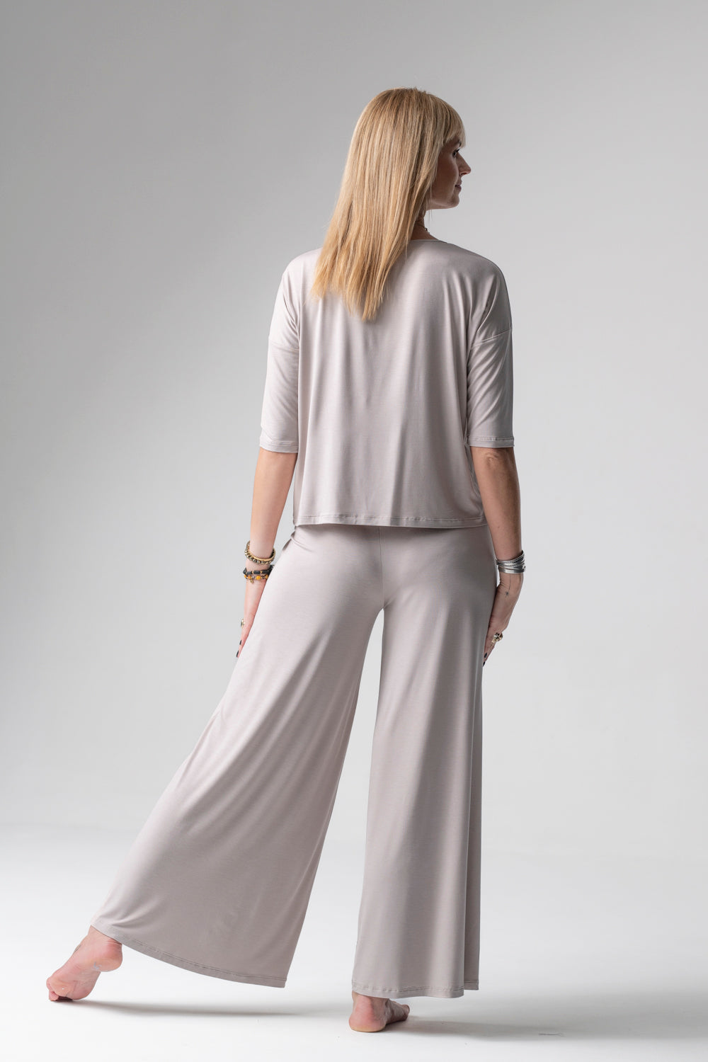 Jackie piżama loungewear z szerokimi spodniami – mleko migdałowe_2