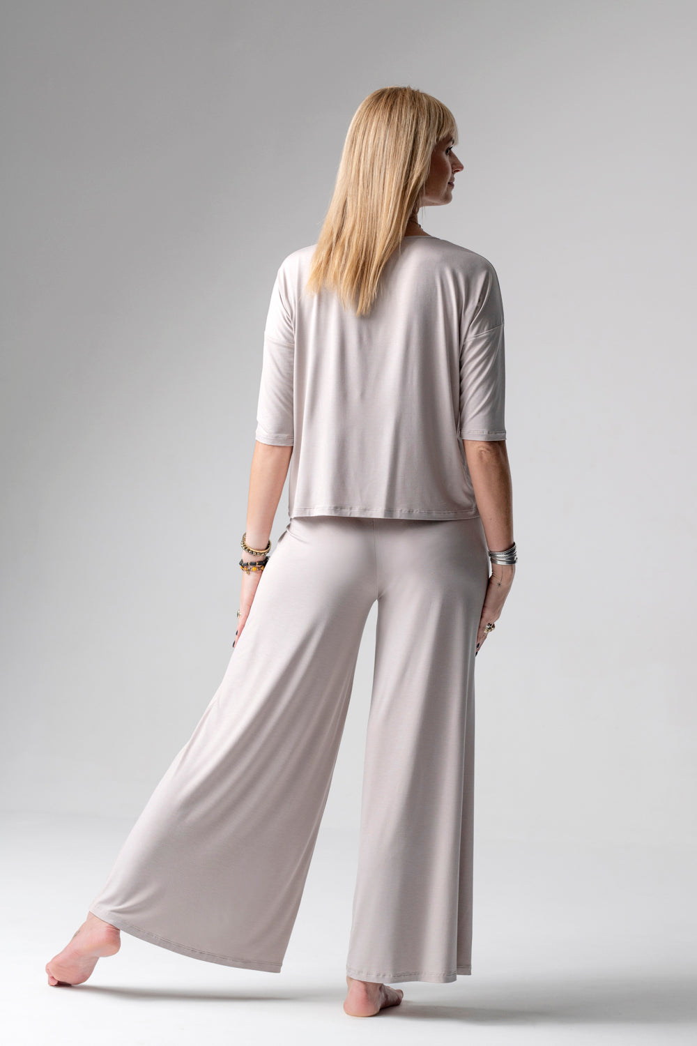 Jackie piżama loungewear z szerokimi spodniami – mleko migdałowe_3