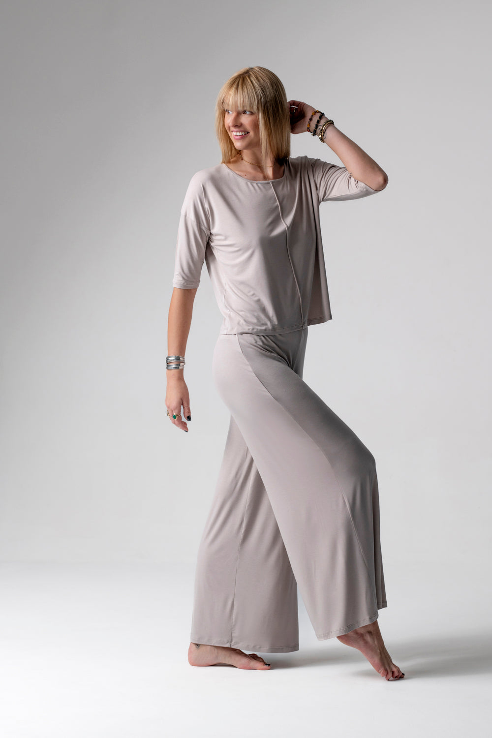 Jackie piżama loungewear z szerokimi spodniami – mleko migdałowe