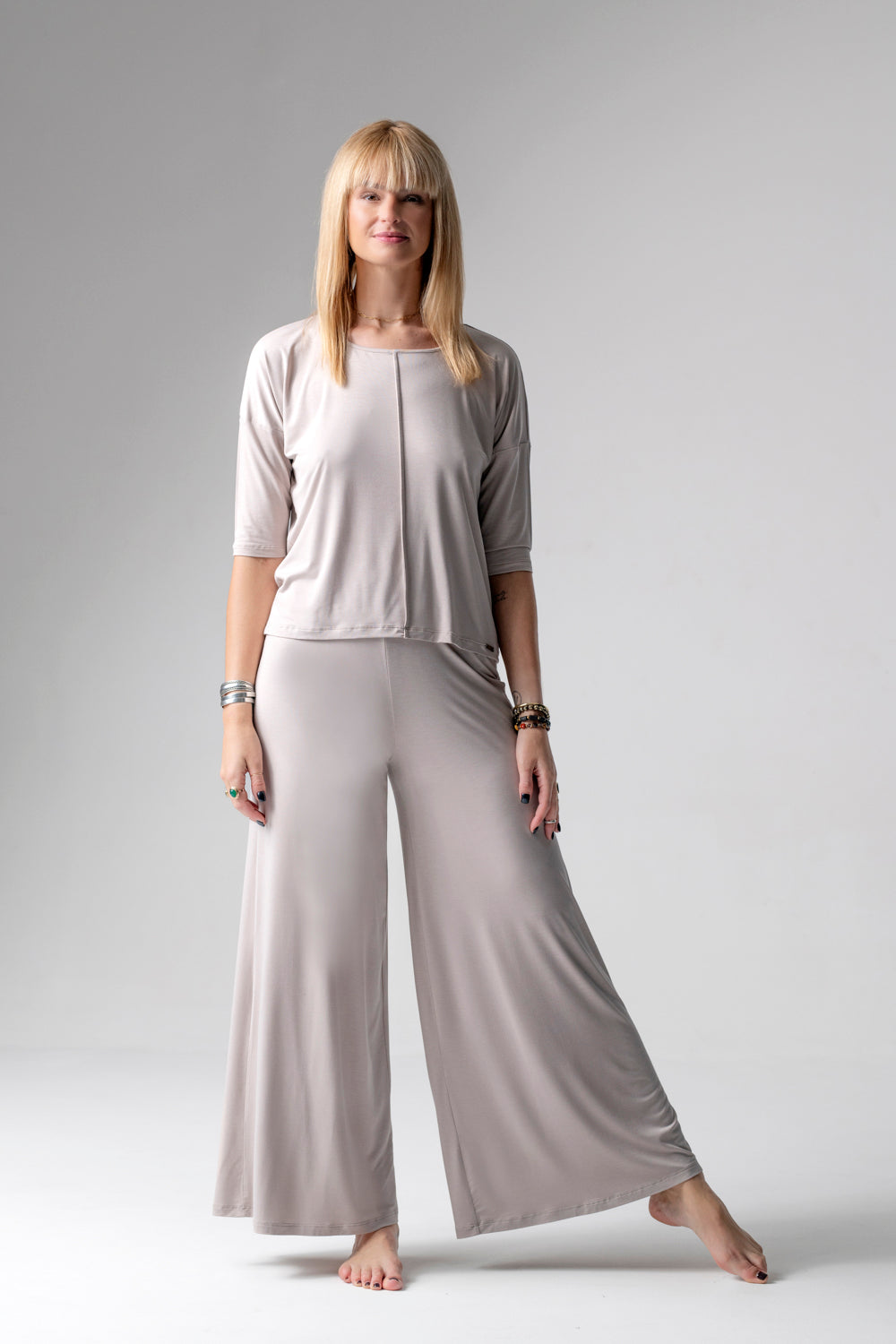 Jackie piżama loungewear z szerokimi spodniami – mleko migdałowe_2