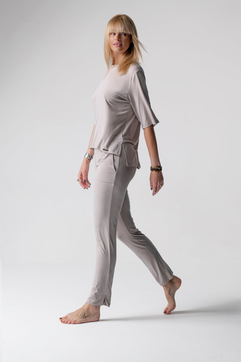 Jackie piżama loungewear z prostymi spodniami – mleko migdałowe_5