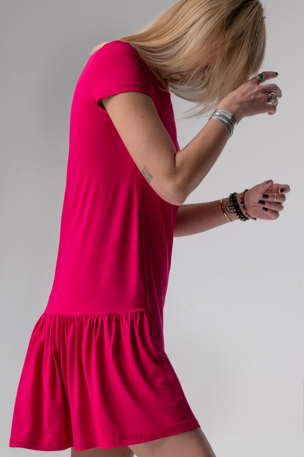 Jackie koszulka nocna / sukienka loungewear z falbanką – rubinowa_3