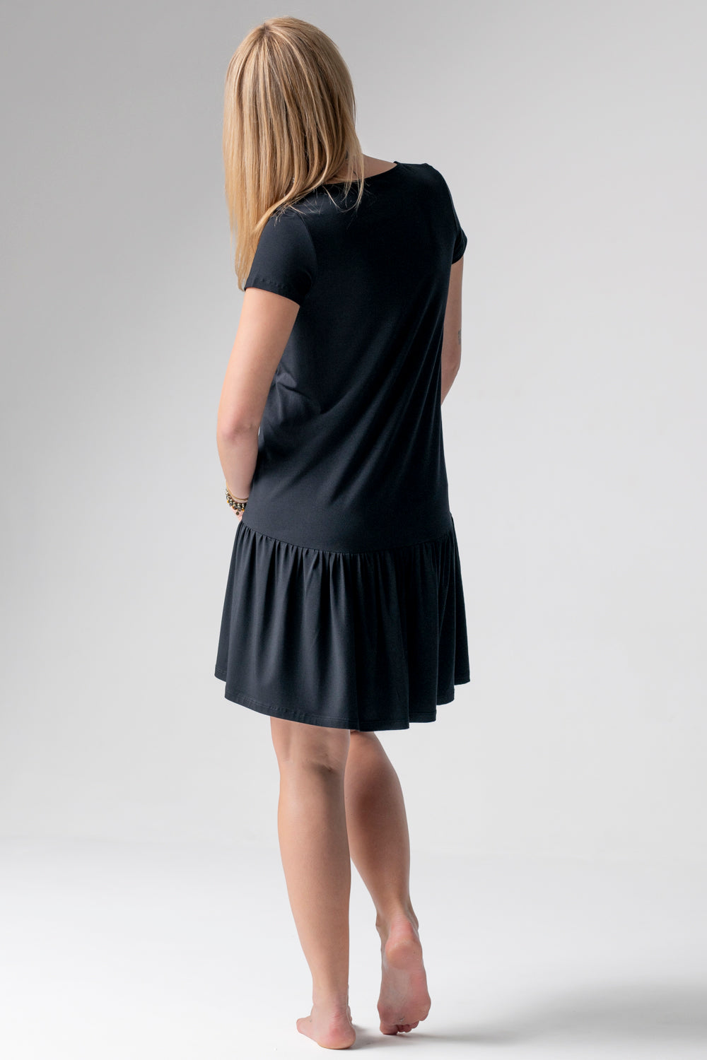 Jackie koszulka nocna / sukienka loungewear z falbanką – czarna_2