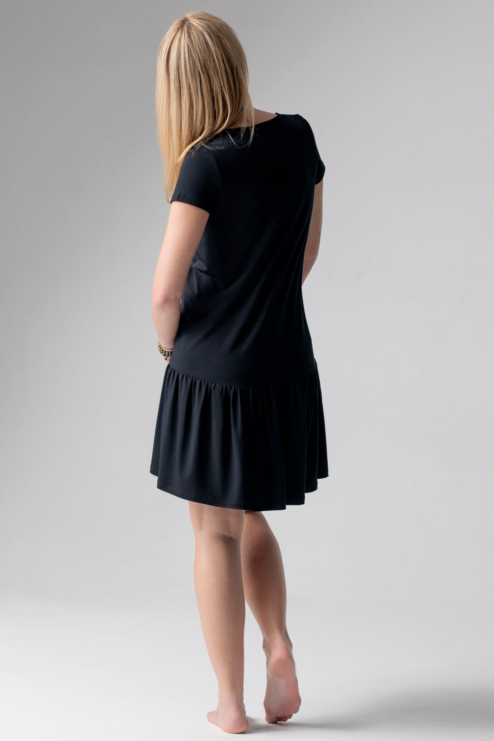 Jackie koszulka nocna / sukienka loungewear z falbanką – czarna_4