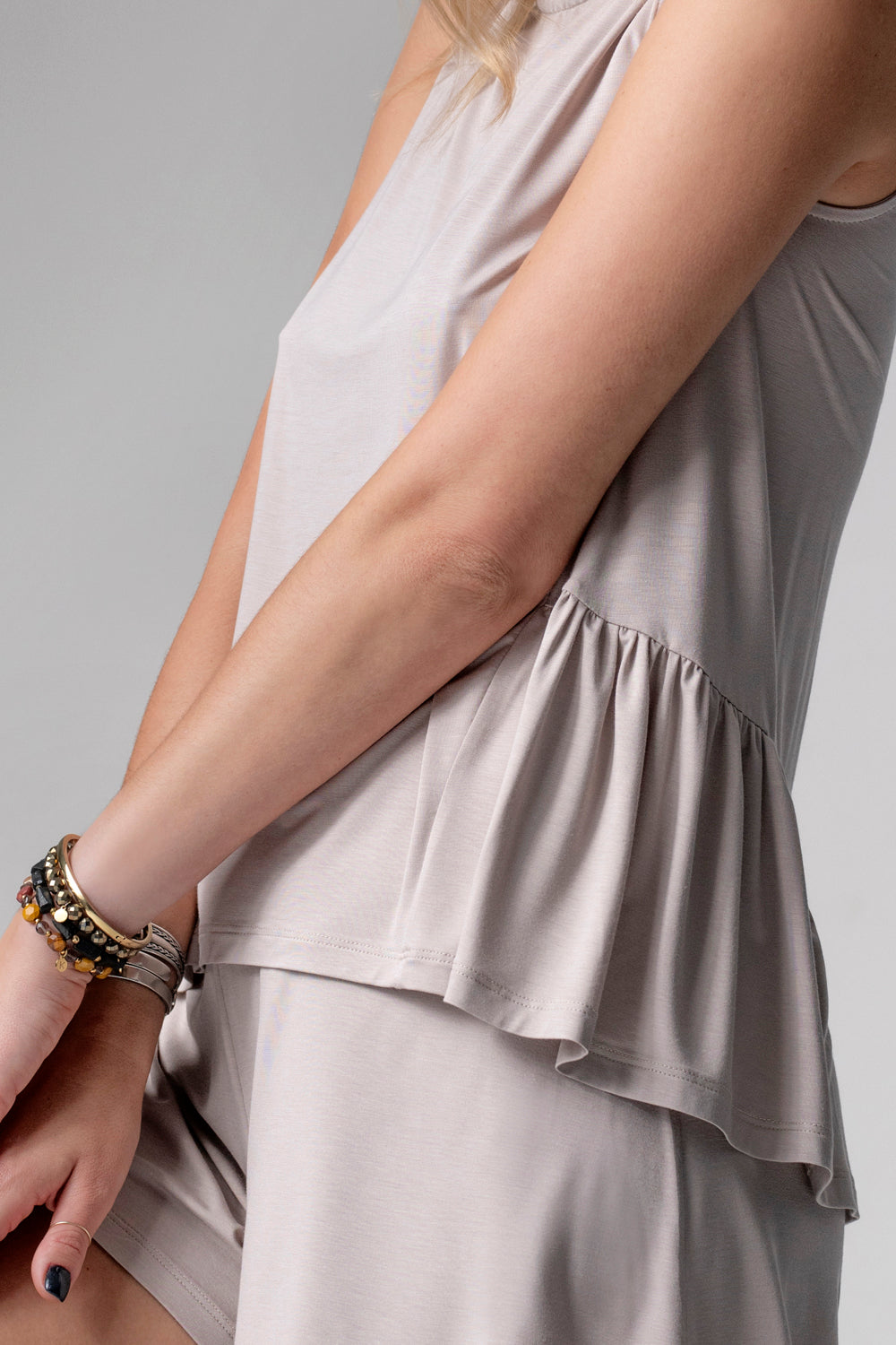 Jackie krótka piżama loungewear z falbanką – mleko migdałowe_2