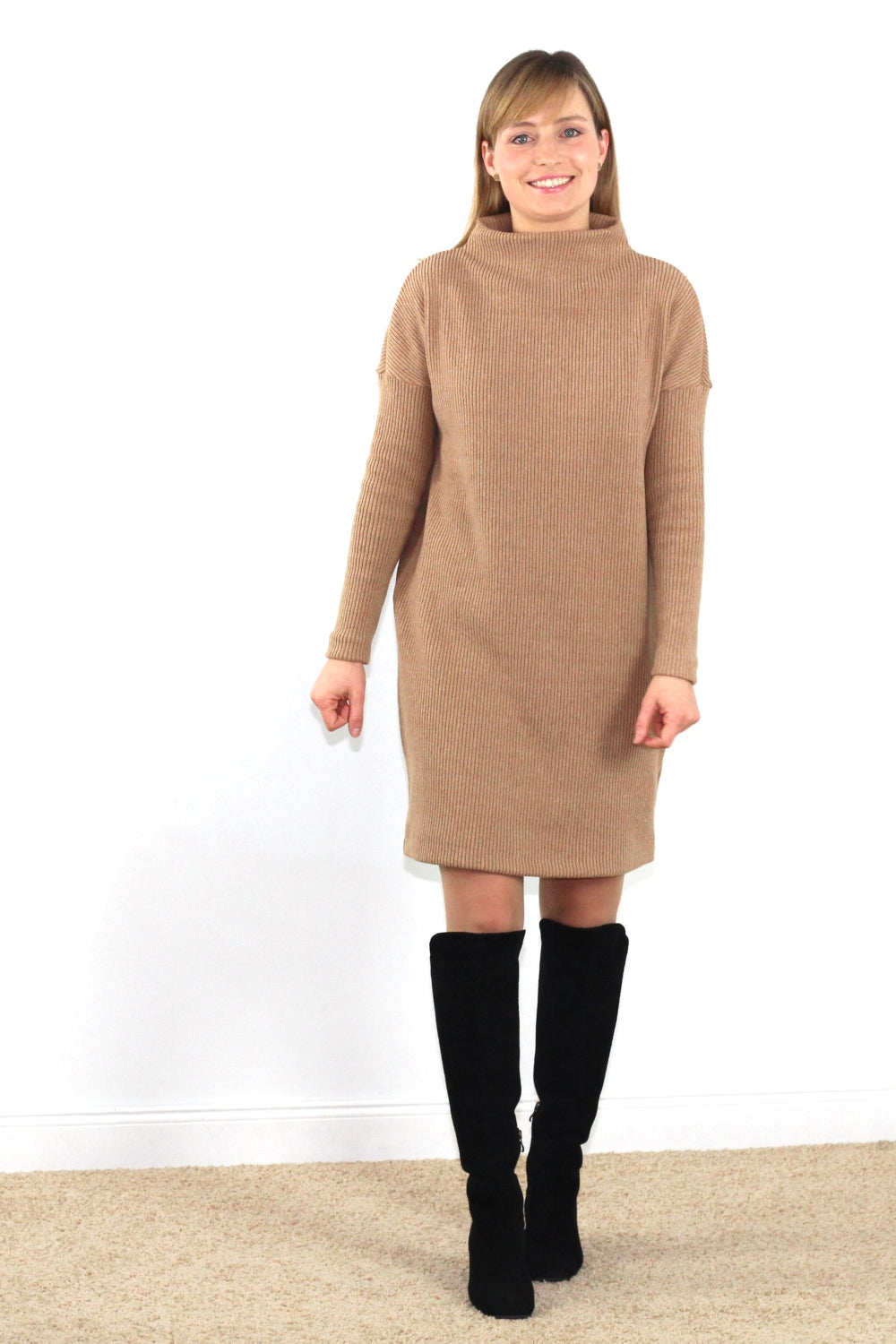 Krótka sukienka z prążkowanej dzianiny – kamel_3