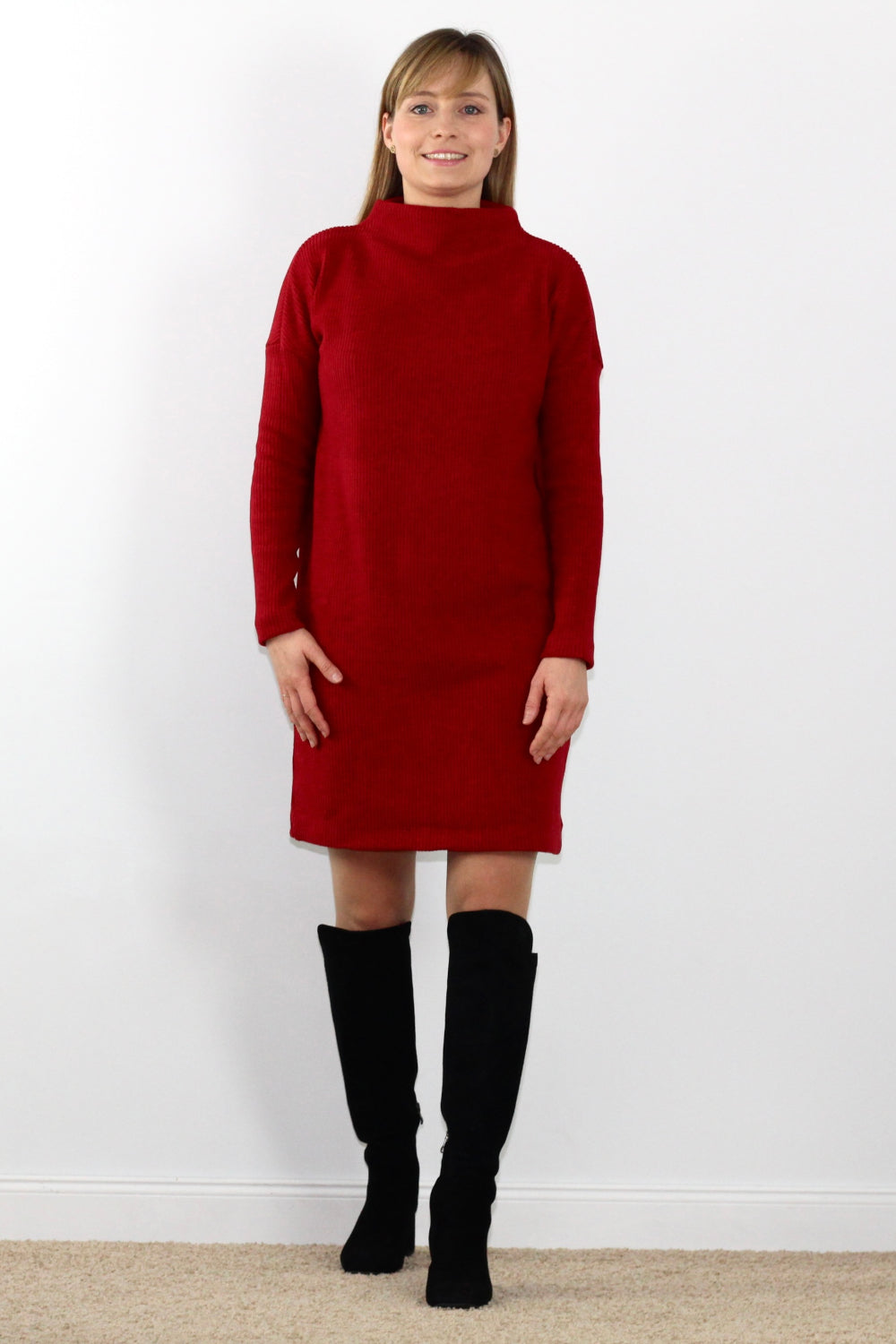 Krótka sukienka z prążkowanej dzianiny – czerwona_3