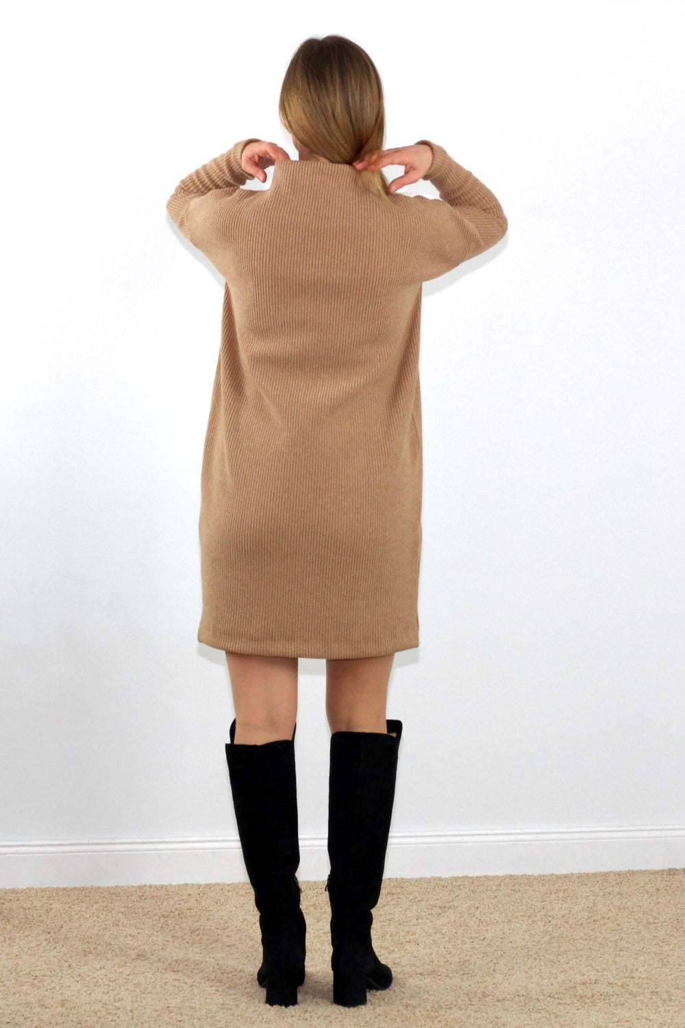 Krótka sukienka z prążkowanej dzianiny – kamel_5