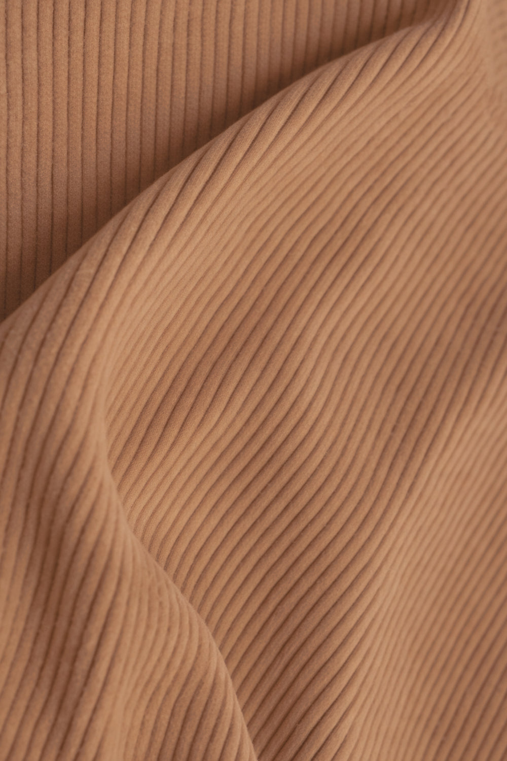 Krótka sukienka z prążkowanej dzianiny – kamel_6