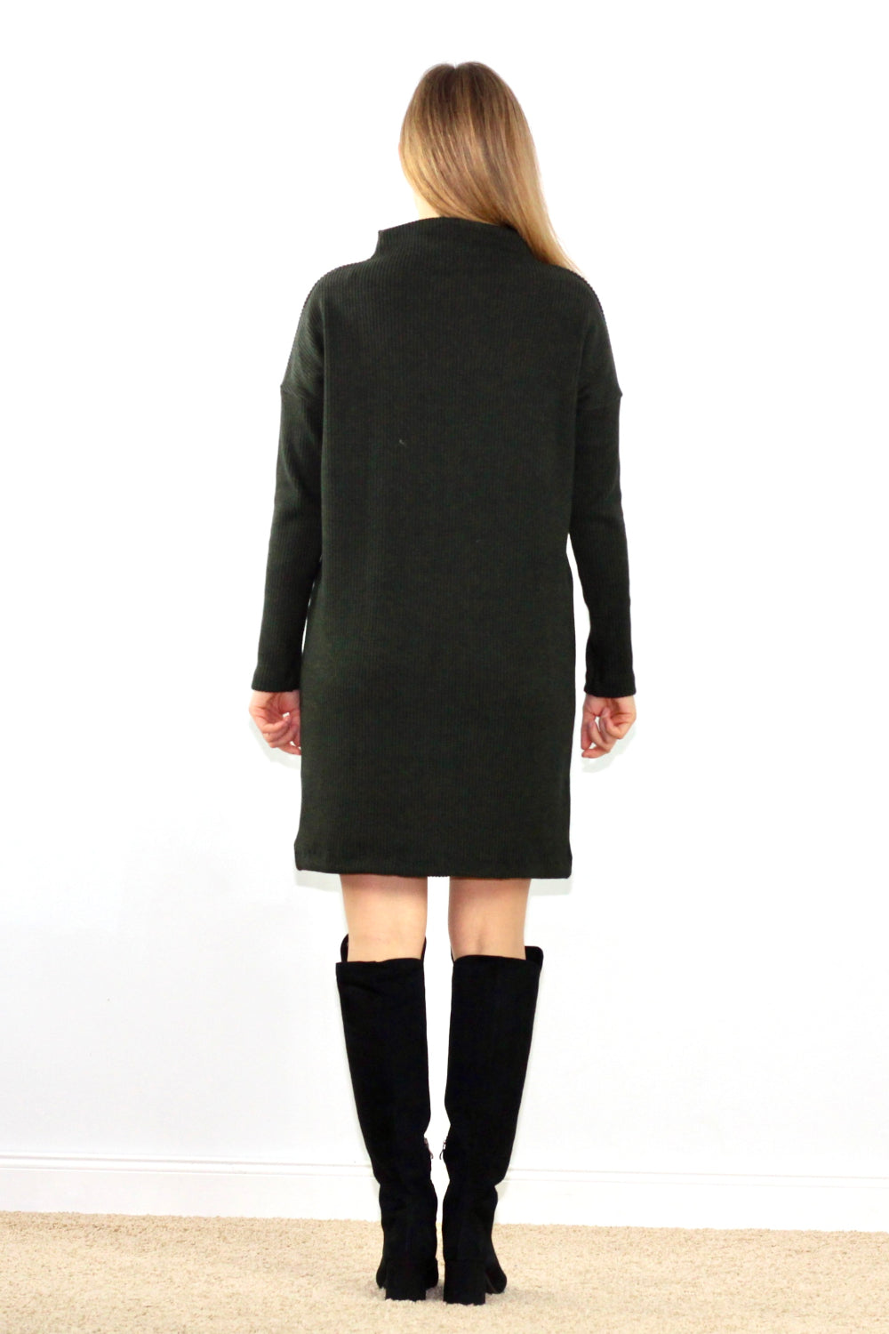 Krótka sukienka z prążkowanej dzianiny – leśna zieleń_7