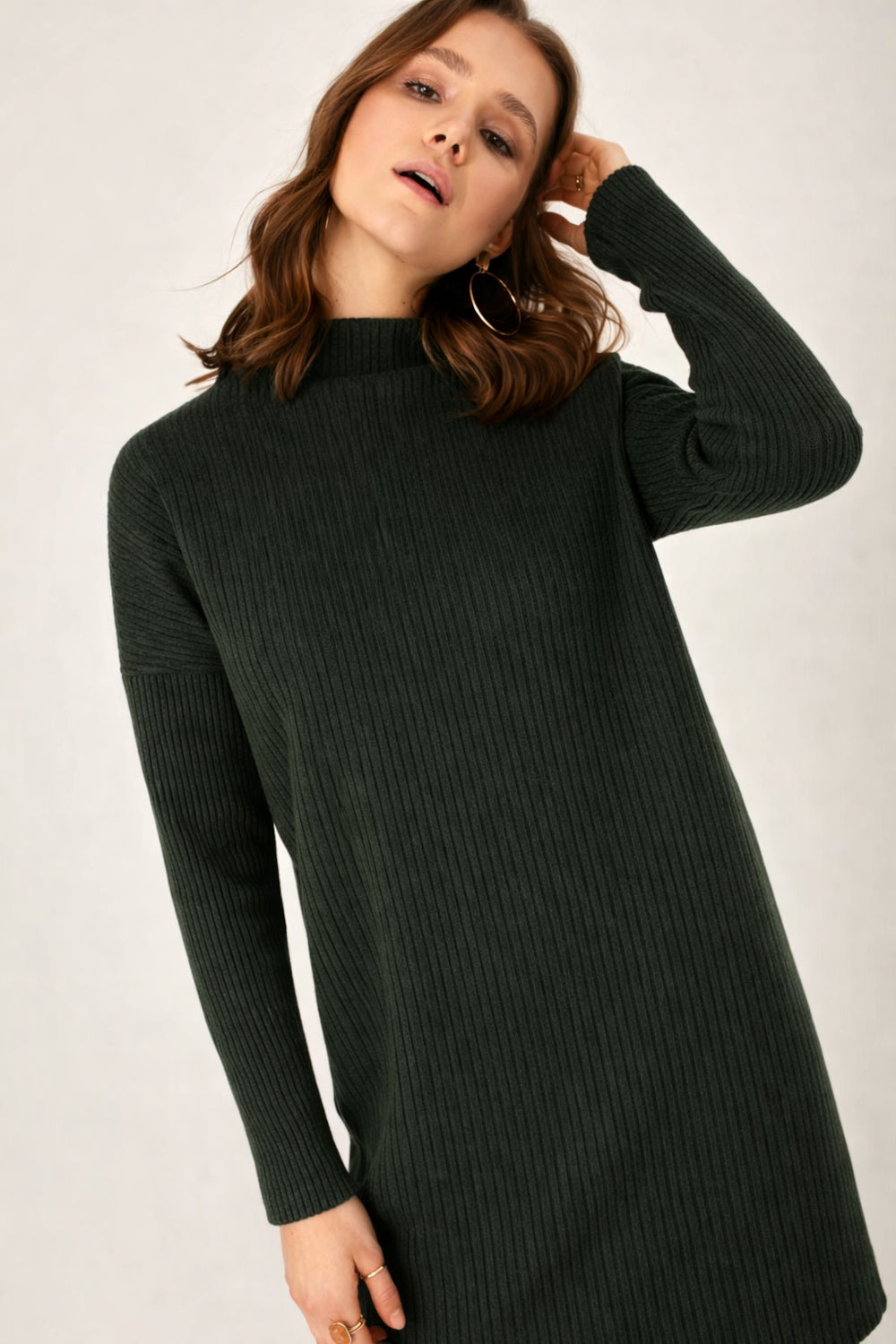 Krótka sukienka z prążkowanej dzianiny – leśna zieleń_2