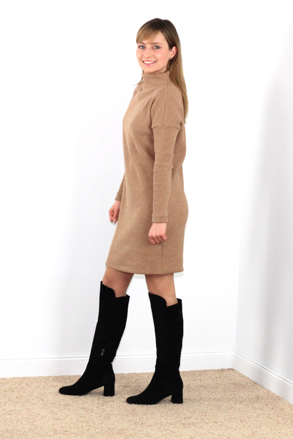 Krótka sukienka z prążkowanej dzianiny – kamel_4