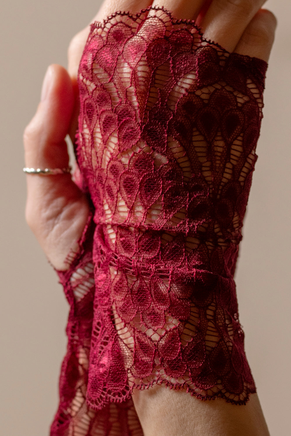 Poem mitenki koronkowe – czerwone wino_6