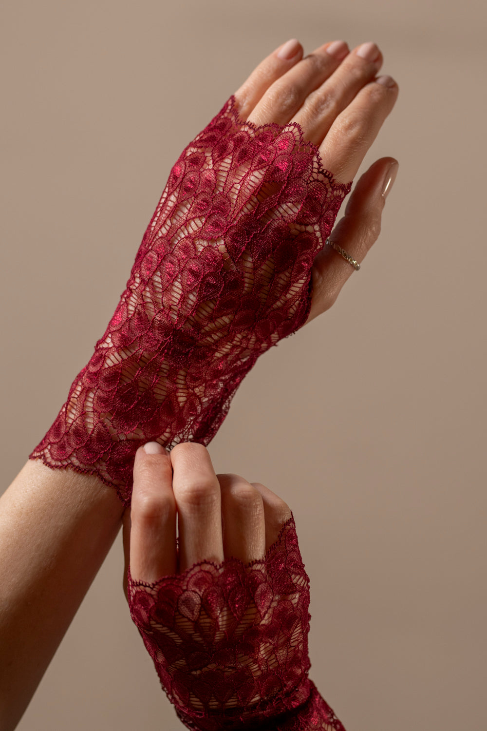 Poem mitenki koronkowe – czerwone wino