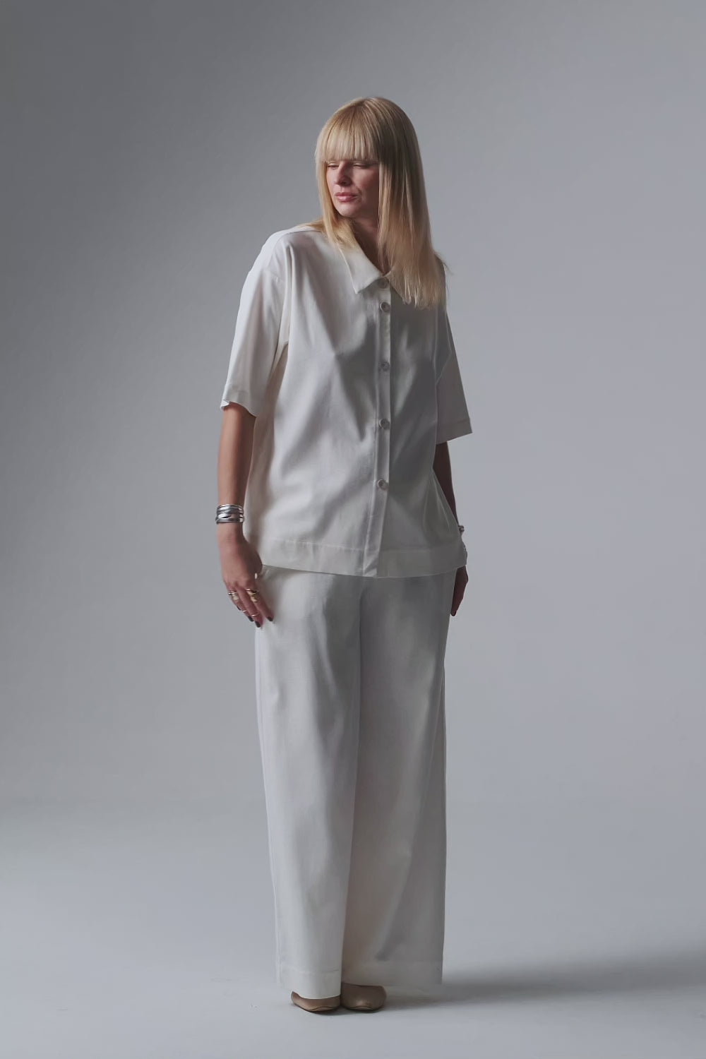 Video laden: Meryl Loungewear-Set aus Leinen mit langen Hosen - creme