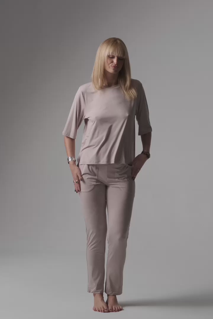 Video laden: Jackie piżama loungewear z prostymi spodniami – mleko migdałowe