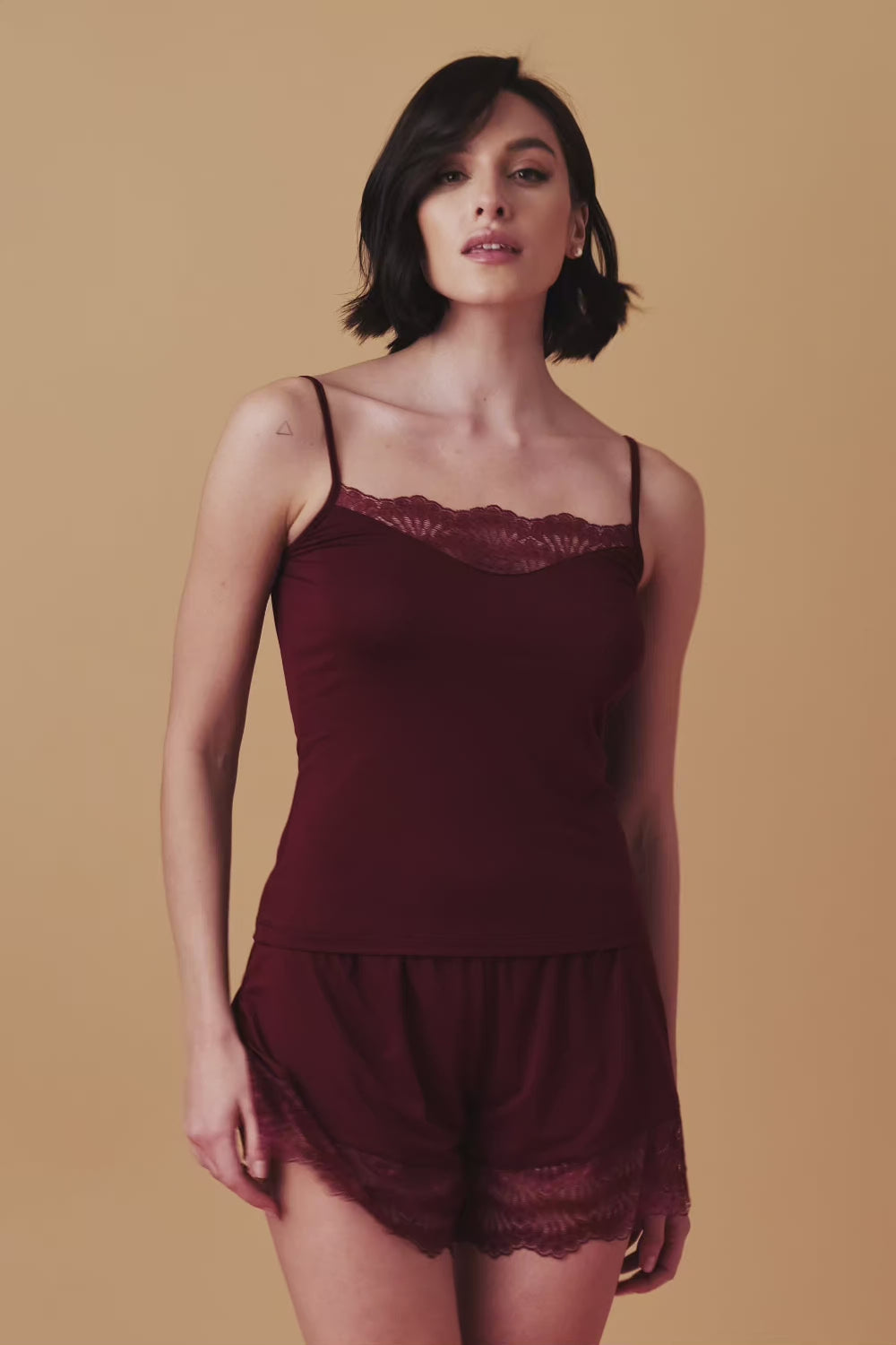 Załaduj wideo: Poem krótka piżamka z koronką – czerwone wino