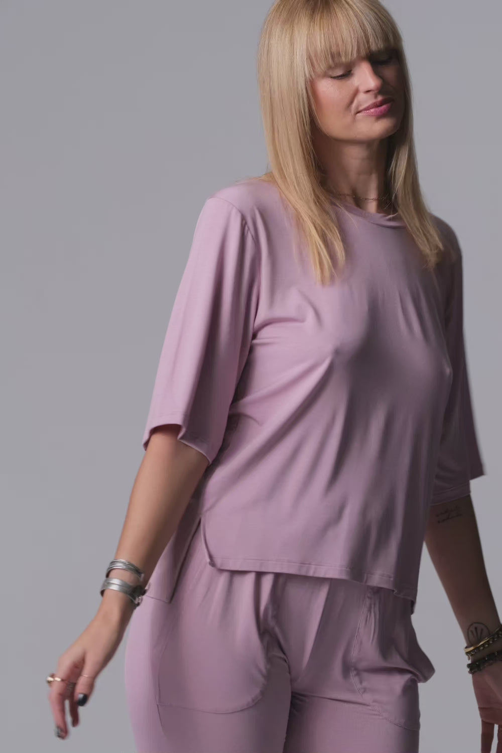 Video laden: Jackie piżama loungewear z prostymi spodniami – lila