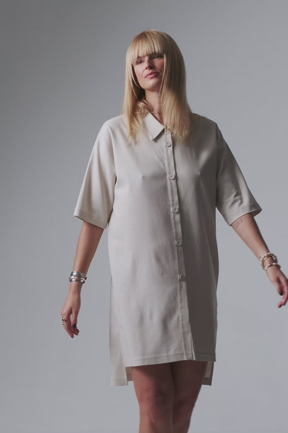 Video laden: Meryl Nachthemd aus Leinen – beige