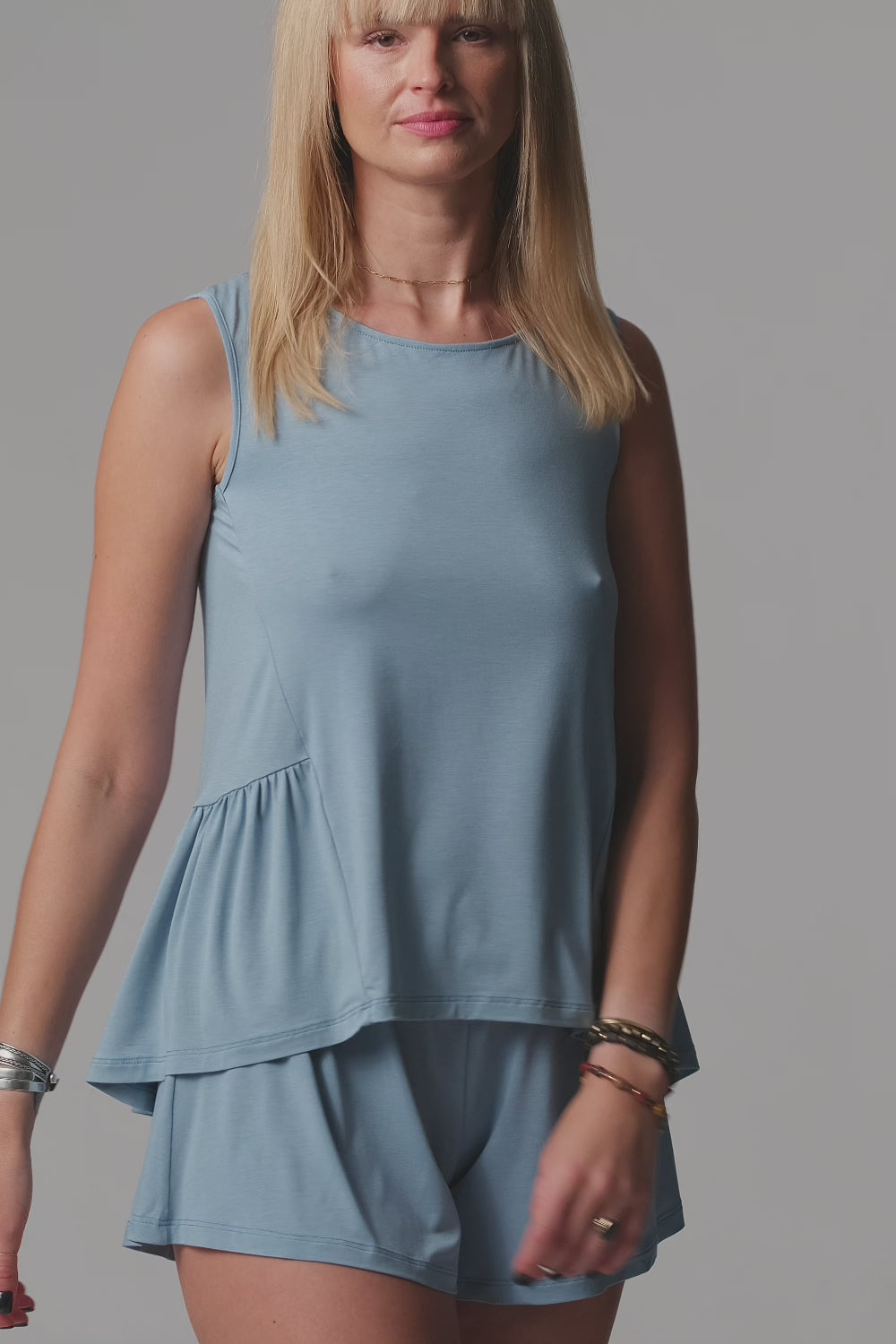 Załaduj wideo: Jackie krótka piżama loungewear z falbanką – woda