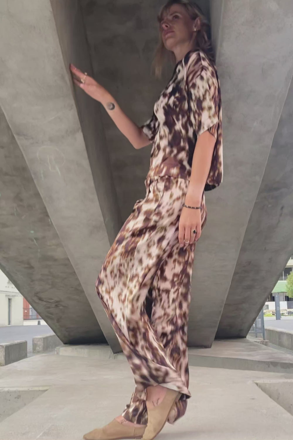 Load video: Echo wide leg trousers – chocolate print