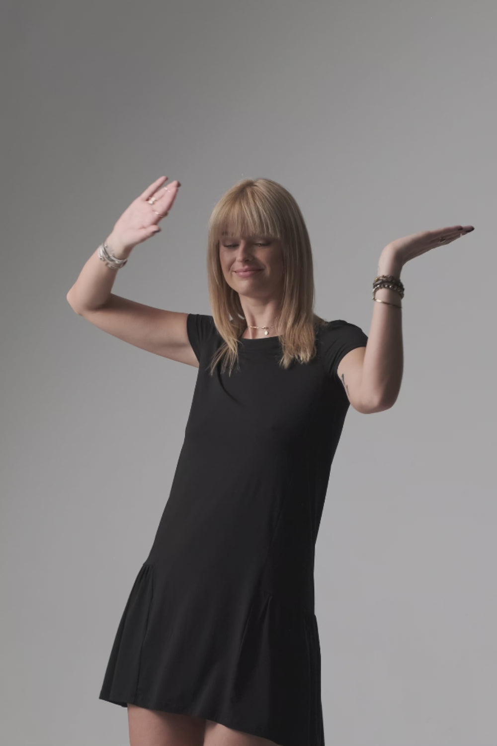 Video laden: Jackie Rüschen-Nachthemd/Loungewear-Kleid – Schwarz