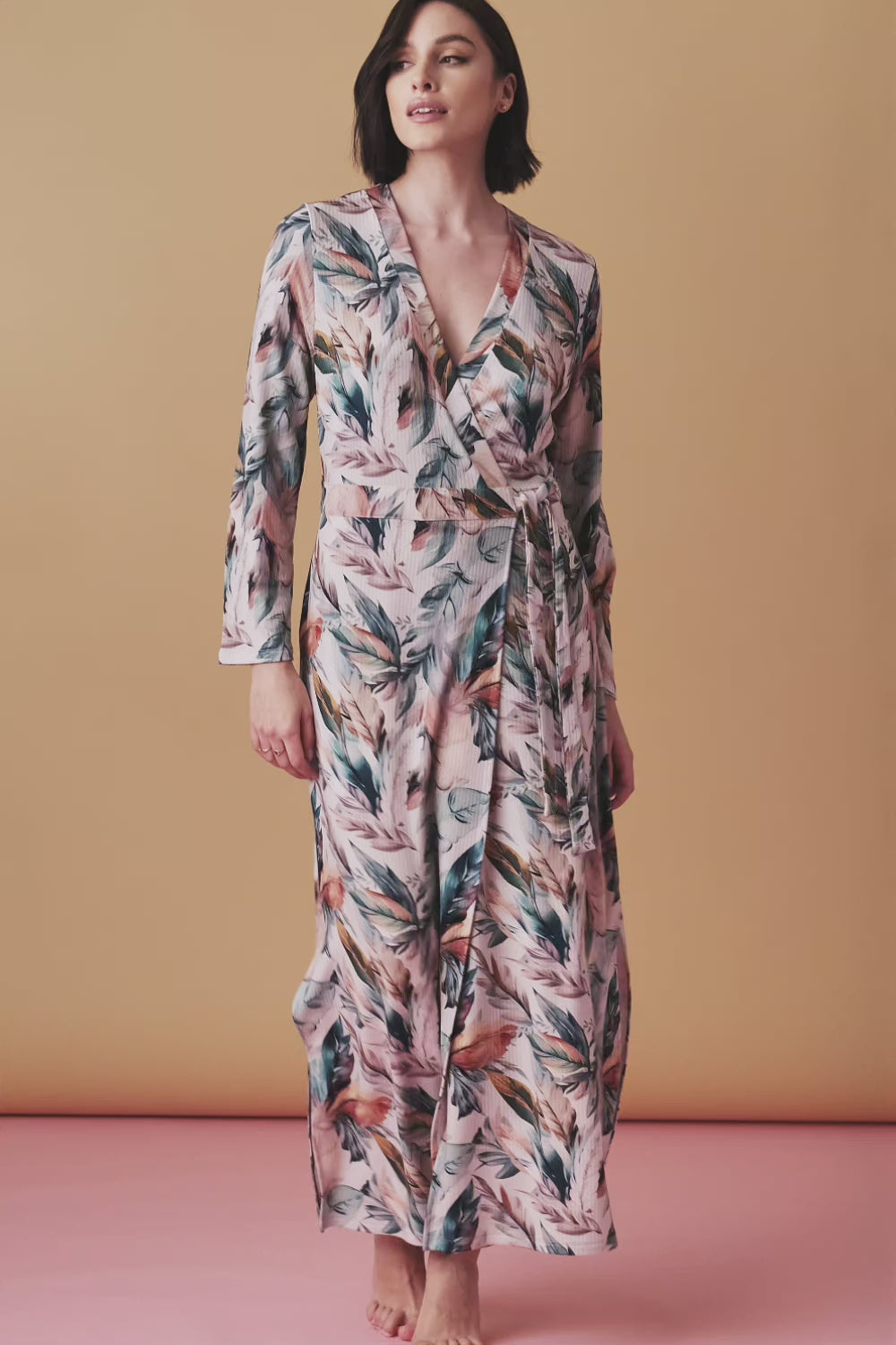 Załaduj wideo: Sonnet długi peniuar kopertowy – druk pióra