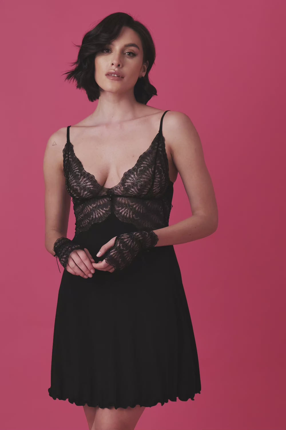 Załaduj wideo: Poem krótka koszulka nocna na ramiączkach – czarna